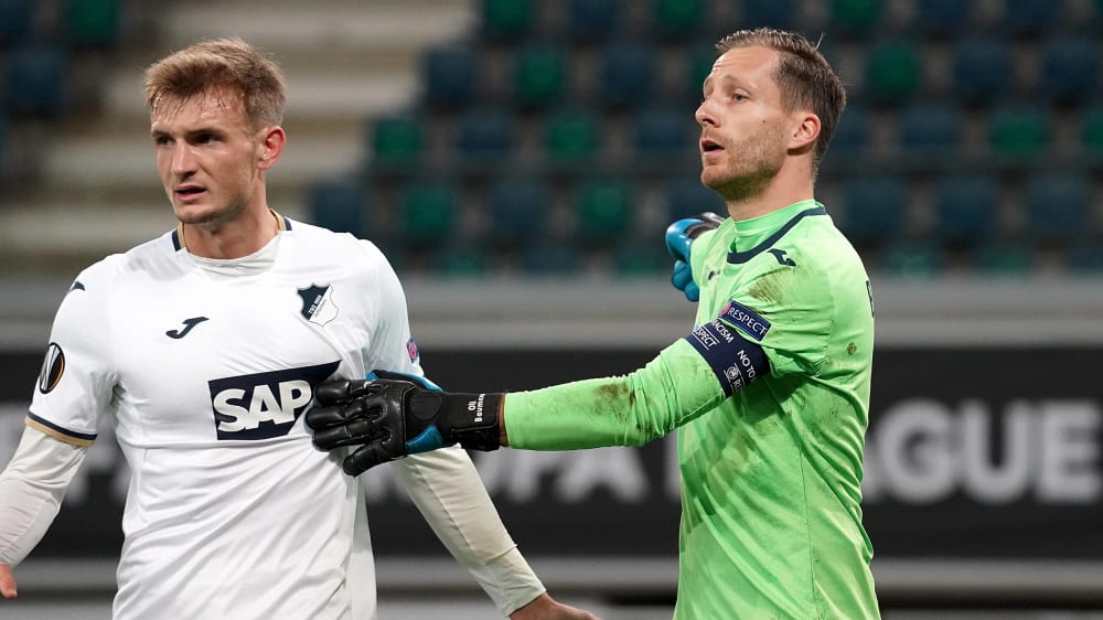 Fehler ausgeputzt: Elfmeter-Verursacher Stefan Posch bedankte sich bei seinem Keeper Oliver Baumann, der den Elfmeter entschärfte und den Rückstand verhinderte.