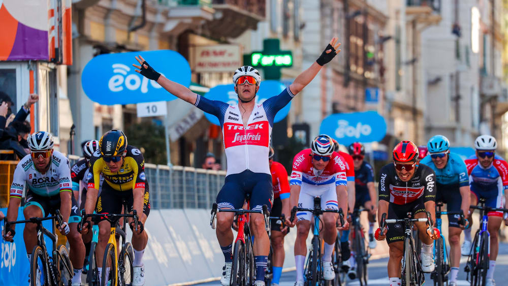 Der Moment, wenn alle Qualen vergessen sind: Jasper Stuyven jubelt nach 299 Kilometern in Sanremo.