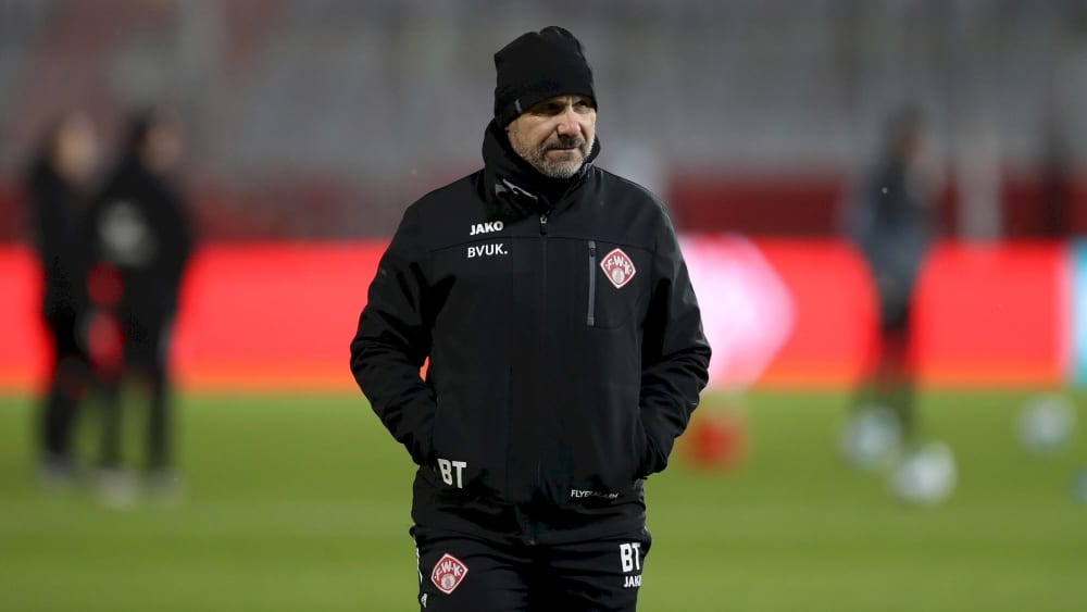 Bedient: Würzburgs Trainer Bernhard Trares nach dem torlosen Remis gegen Braunschweig.
