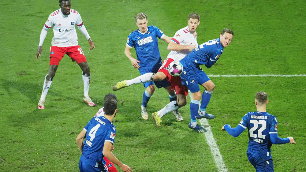 Unnachahmlich: Simon Terodde windet sich um Gegenspieler Robin Bormuth und trifft zum späten Siegtreffer für den HSV.