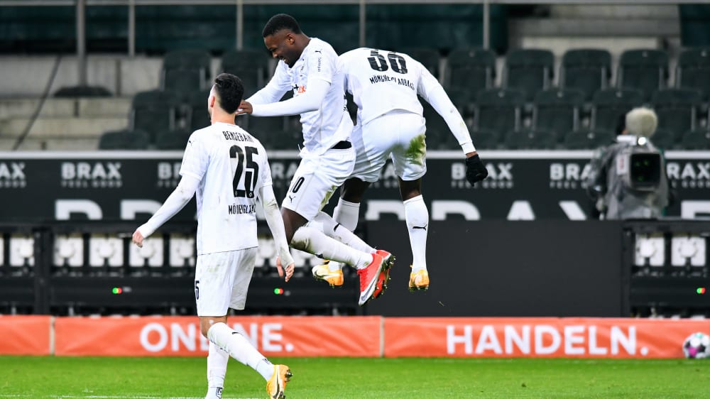 Freude bei den beiden Rückkehrern: Marcus Thuram (Mitte) und Breel Embolo (r.) freuten sich über Thurams Treffer, der den Gladbacher Sieg sicherte.