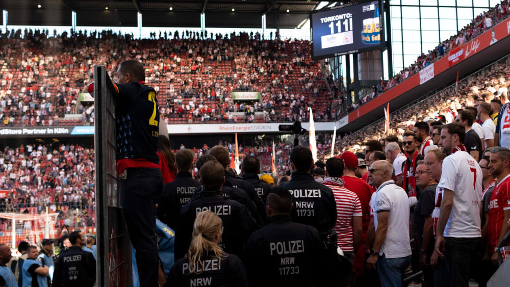 Nicht alle waren friedlich: Die Polizei musste in den Kölner Fanblock.