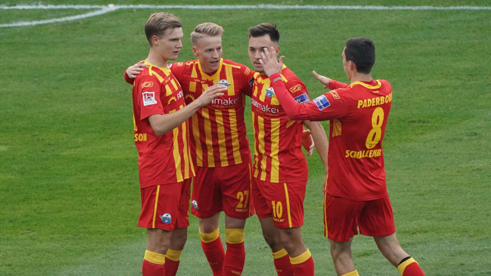 Die Paderborner rund um die Torschützen Chris Führich (2.v.l.) und Ron Schallenberg (re.). bejubeln einen deutlichen 4:0-Sieg über Darmstadt.