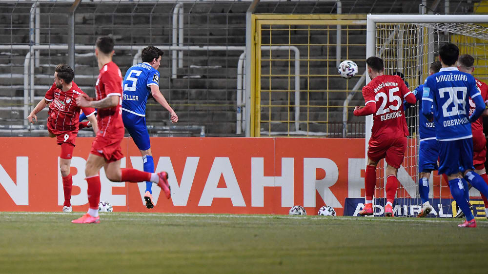 Entscheidendes Traumtor: Türkgücüs Lucas Röser (li.) bei seinem Hackentreffer zum zwischenzeitlichen 2:0.