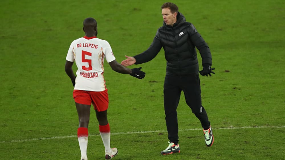 Greifen zusammen mit RB oben an: Dayot Upamecano und Julian Nagelsmann.