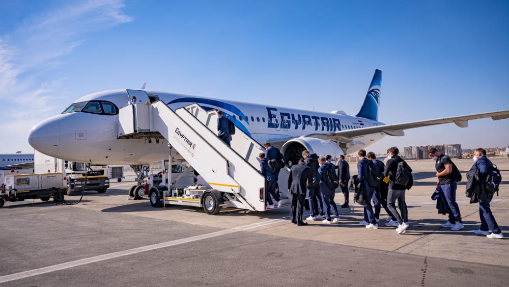 Außer Spesen...: Nach schlechtesten WM-Abschneiden der Verbandsgeschichte besteigt das DHB-Team das Charter-Flugzeug gen Heimat.