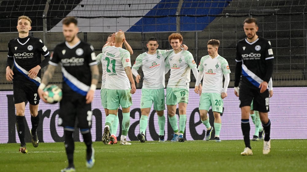 Verschiedene Gefühlswelten: Vorne leidet die Arminia, hinten jubelt Bremen.