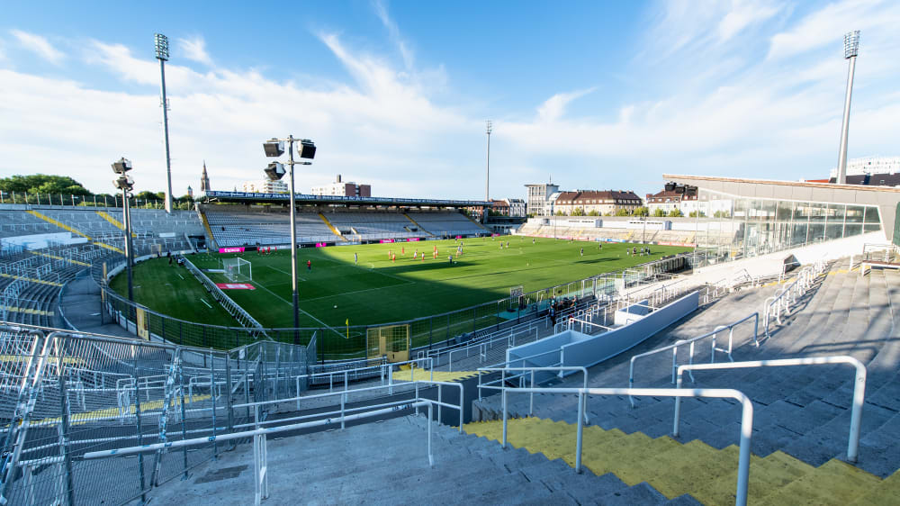Leere Stadien und leere Kassen: Die Vereine müssen dicke Löcher stopfen.