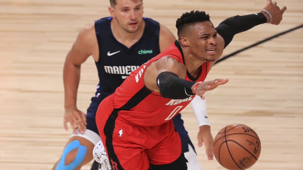 Russell Westbrook (re.) behielt mit den Houston Rockets am Ende noch die Oberhand gegenüber den Dallas Mavericke (hier mit Luka Doncic).
