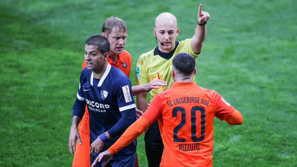 Schiedsrichter Nicolas Winter schickt Calogero Rizzuto vom Platz.