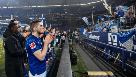 Applaus von und für die Fans: Team und Anhänger von Schalke 04 nach dem 0:5 gegen Leipzig