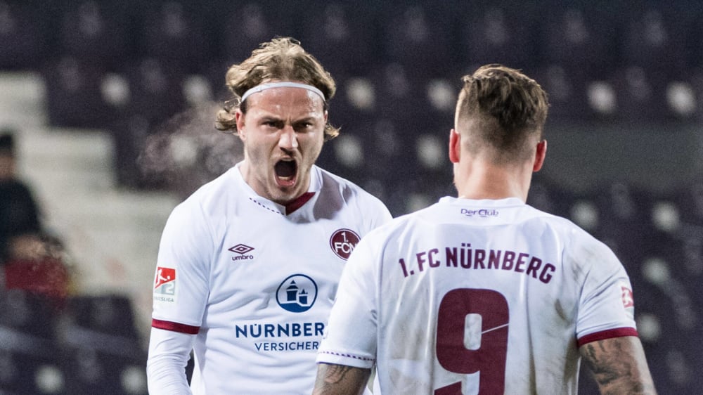 Ein Tor, ein Assist: Vorbereiter Felix Lohkemper jubelt mit dem doppelten Torschützen Manuel Schäffler zum 4:0.