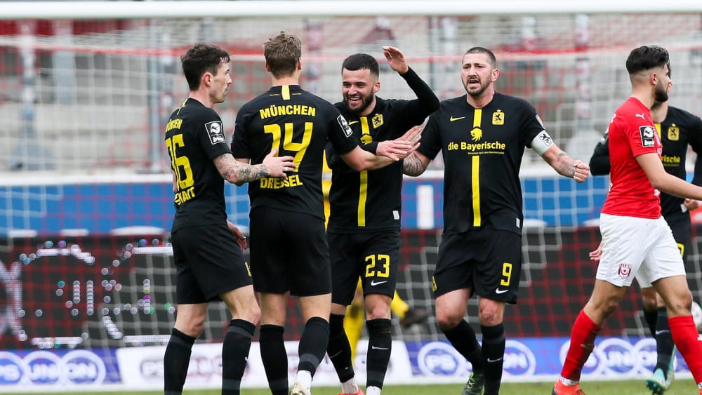 Jubel bei den Löwen nach dem zwischenzeitlichen 3:0 von Dressel (#14) kurz vor der Pause (45.+2.).