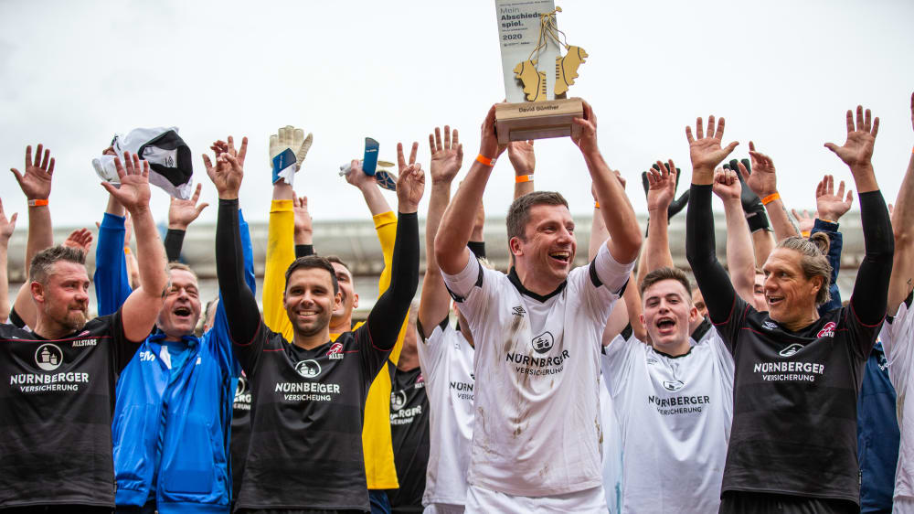 Pure Freude: David Günther reckt den "Abschiedsspiel"-Pokal in den Himmel, Club-Legende Martin Driller (rechts) jubelt mit.