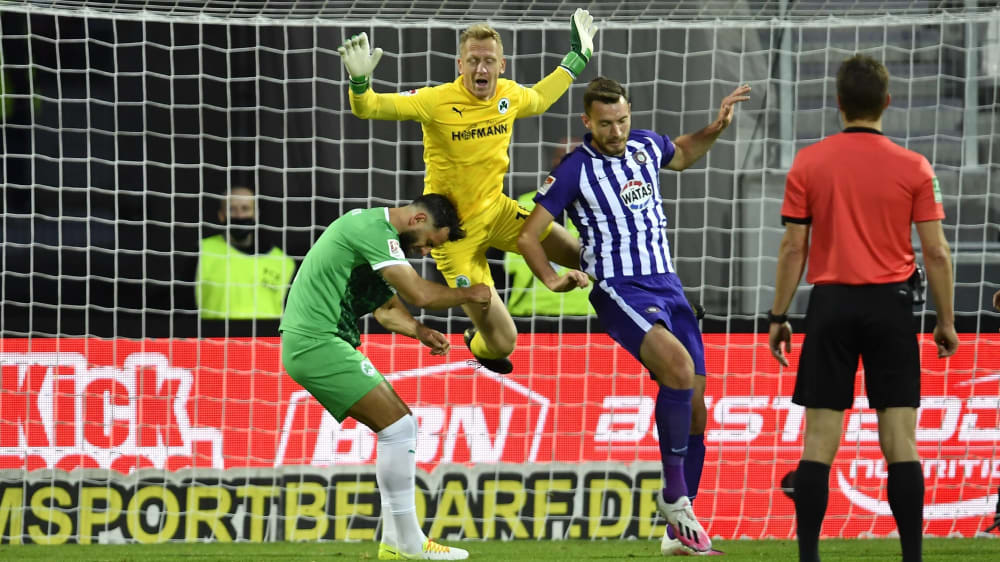 Hier ist es passiert: Sascha Burchert (in Gelb) trifft seinen Mitspieler Mergim Mavraj (li.) mit der Hüfte am Kopf.