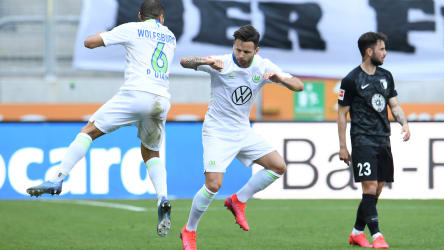 Vorbereiter und Torschütze: Die Wolfsburger Paulo Otavio (li.) und Renato Steffen feiern das Tor zum 1:0.