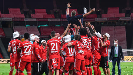 Hoch, den Coach: Die Bayern-Spieler werfen Trainer Hansi Flick vor Freude in die Luft.