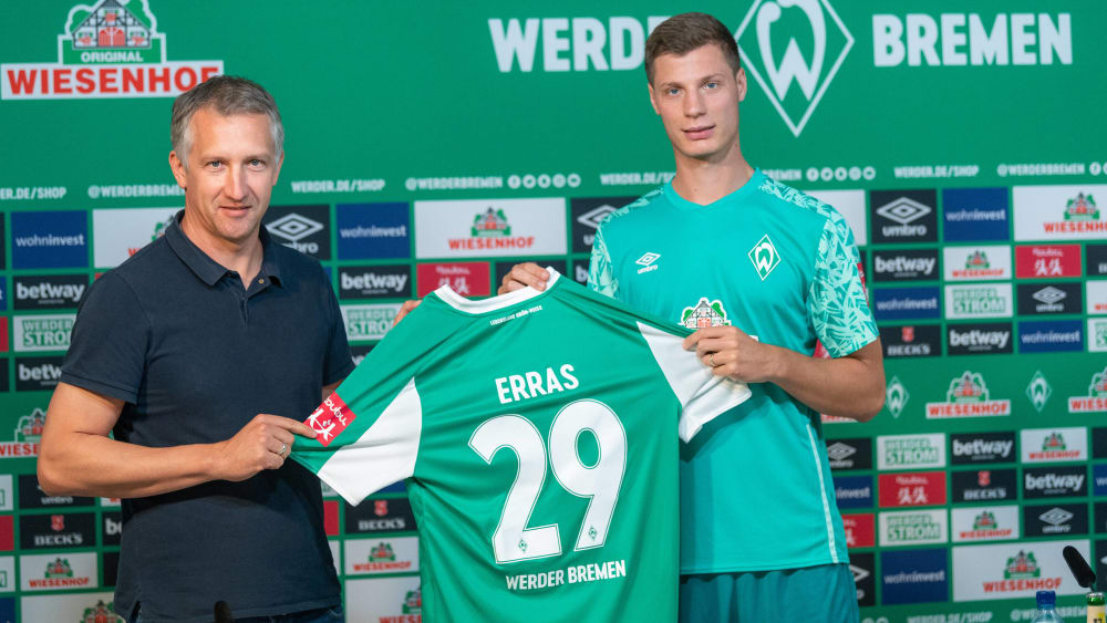 Bremens Geschäftsführer Frank Baumann zusammen mit Neuzugang Patrick Erras.