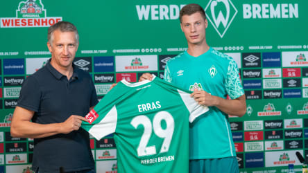 O diretor-gerente do Bremen, Frank Baumann, juntamente com o novato Patrick Erras.