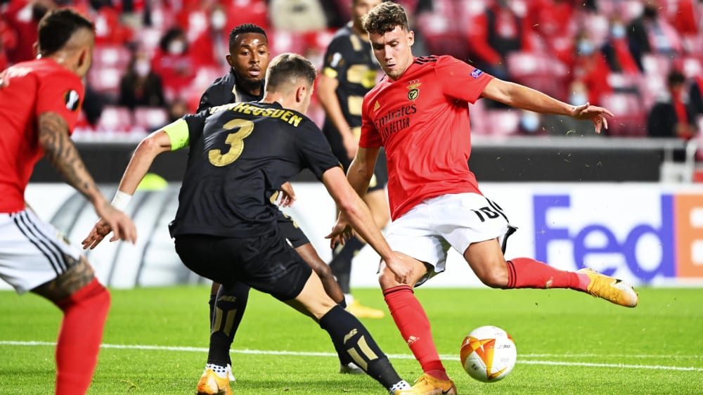 Erzielte das 2:0 per Elfmeter: Luca Waldschmidt (re.).