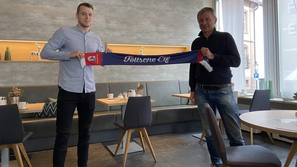 Zurück in der Heimat: Martin Geisendörfer (rechts), Vorstand Finanzen und Breitensport, begrüßt den neuen Innenverteidiger Marius Grösch bei der SG Barockstadt.