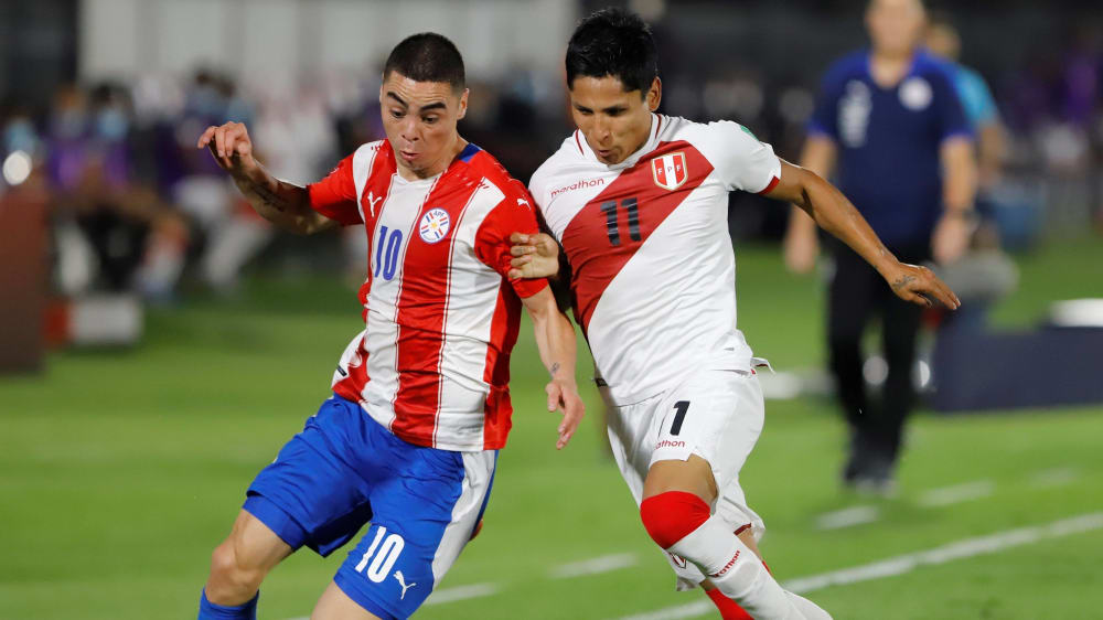 Zum WM-Quali-Auftakt in der Startelf: Raul Ruidiaz (r.) im Duell mit Paraguays Miguel Almiron.