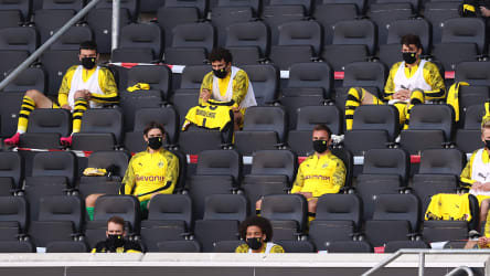 Mit Maske und Abstand: Dortmunder Ersatzspieler beim Bundesliga-Spiel in Paderborn.