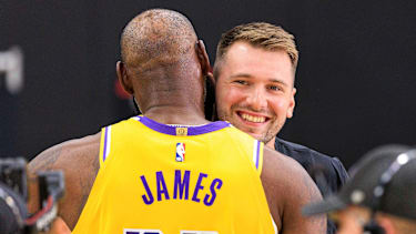 September 29, 2025, El Segundo, California, USA: LeBron James 23 and Luka Doncic 77 embrace during the Los Angeles Lakers Media Day on Monday September 29, 2025 at UCLA Health Training Facility in El Segundo, California. JAVIER ROJAS PI El Segundo USA - ZUMAp124 20250929_zaa_p124_026 Copyright: xJavierxRojasx