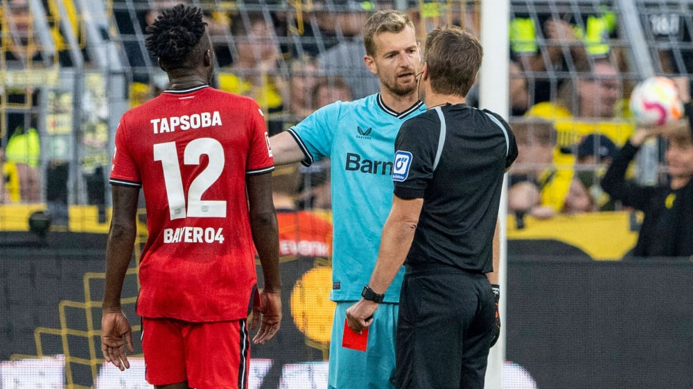 First lack of understanding, then insight: Lukas Hradecky sees Felix Brych's red card at Dortmund.