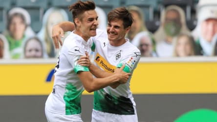 Gladbachs Florian Neuhaus und Jonas Hofmann freuen sich über das Ticket zur Champions League.