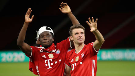 Feierlich nachdenklich: Thomas Müller (r.) nach dem 20. Pokalsieg der Bayern.