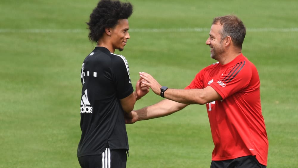 Leroy Sané und Hansi Flick "kabbeln" etwas.