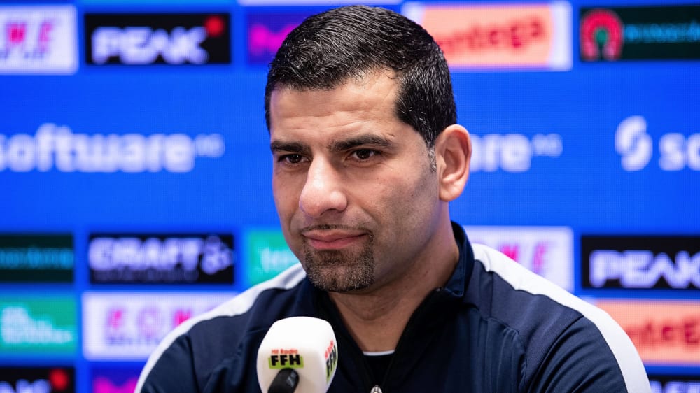 Darmstadt-Trainer Dimitrios Grammozis vor dem Spiel bei ...