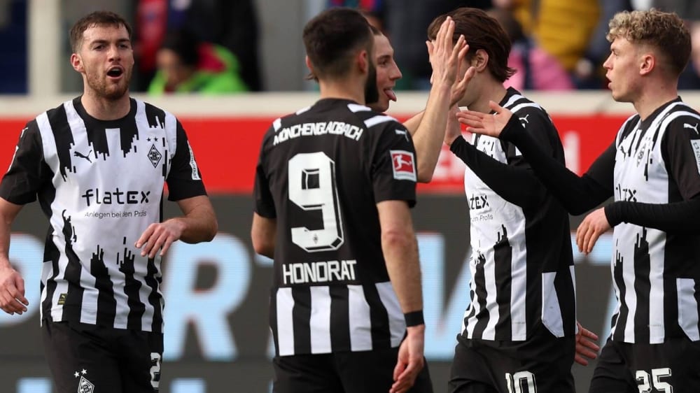 Die Gladbacher Spieler feiern ein Tor.