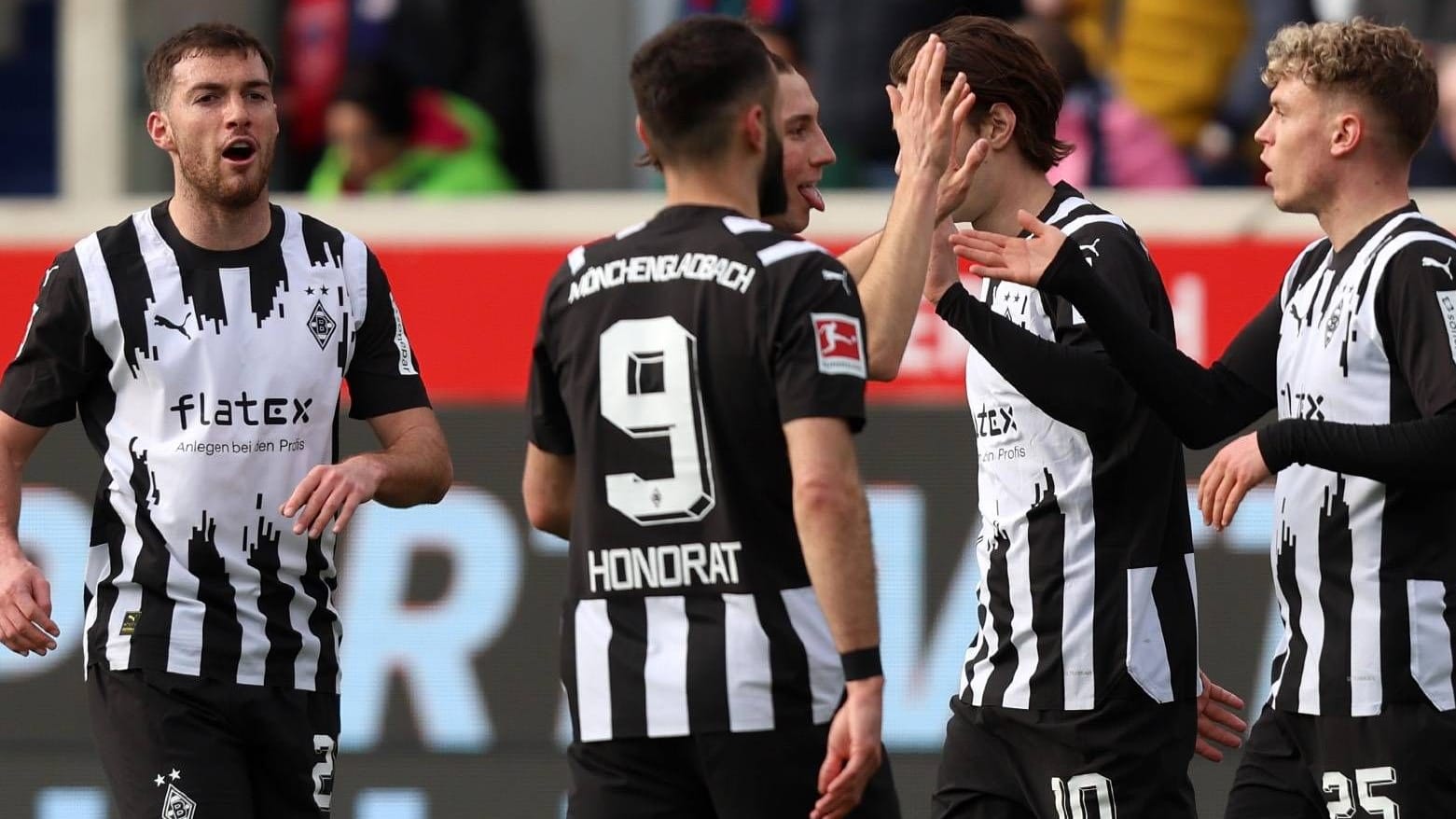 Die Gladbacher Spieler feiern ein Tor.
