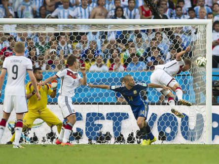 Beinahe Finaltorschütze: Benedikt Höwedes köpft gegen Argentinien an den Pfosten.