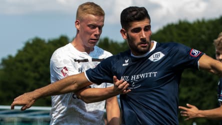 St. Paulis Jannes Wieckhoff (l.) im Duell mit Oldenburgs Ibrahim Temin