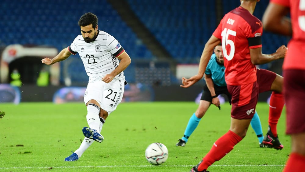 Genau gezielt: Ilkay Gündogan schiebt zum 1:0 für die DFB-Auswahl ein.