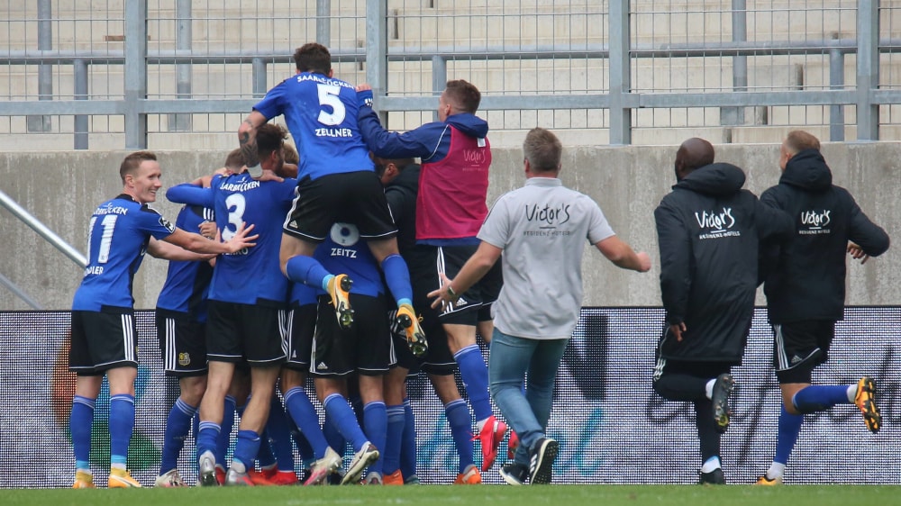 Kollektiver Jubel beim 1. FC Saarbrücken nach dem "Last-Minute"-Siegtor gegen die SpVgg Unterhaching