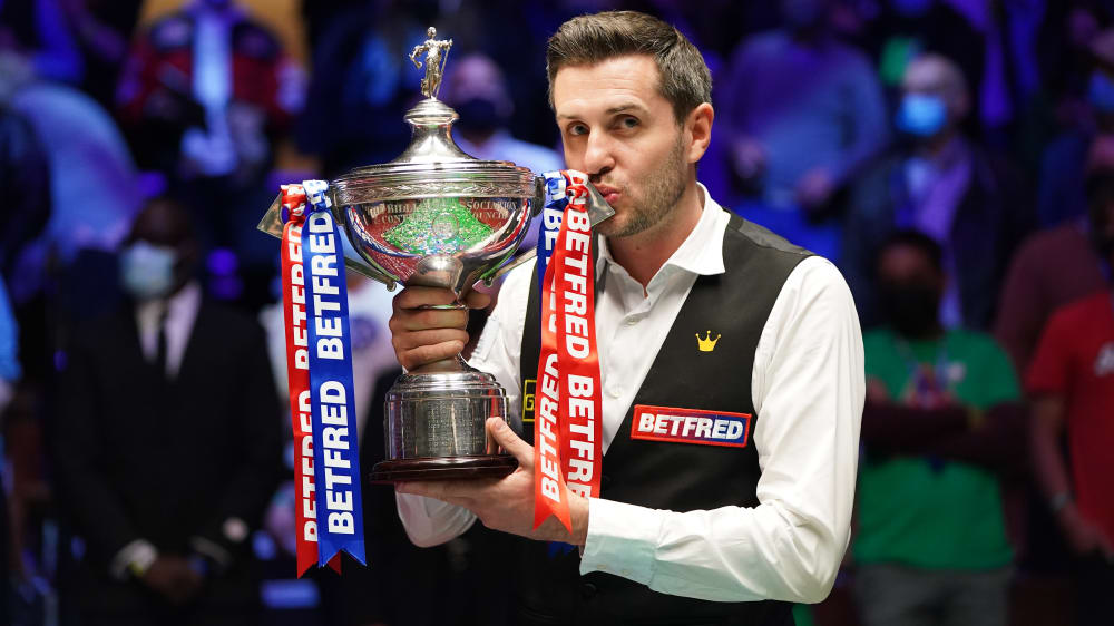 Mark Selby küsst den WM-Pokal.