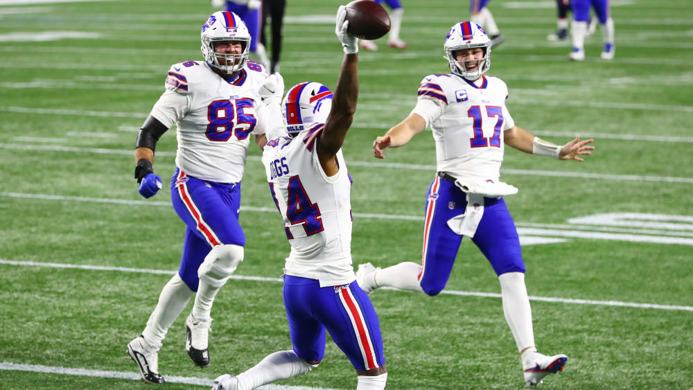 Die Chemie stimmt: Lee Smith (li.) und Josh Allen (re.) bejubeln einen Touchdown von Stefon Diggs (Mitte).