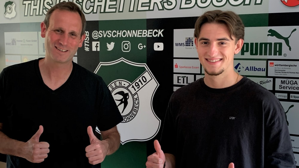 Daumen hoch für einen gereiften jungen Spieler: Trainer Dirk Tönnies (links) begrüßt Oberhausens bisherigen U-19-Kapitän Leon Bachmann bei der SpVg Schonnebeck.