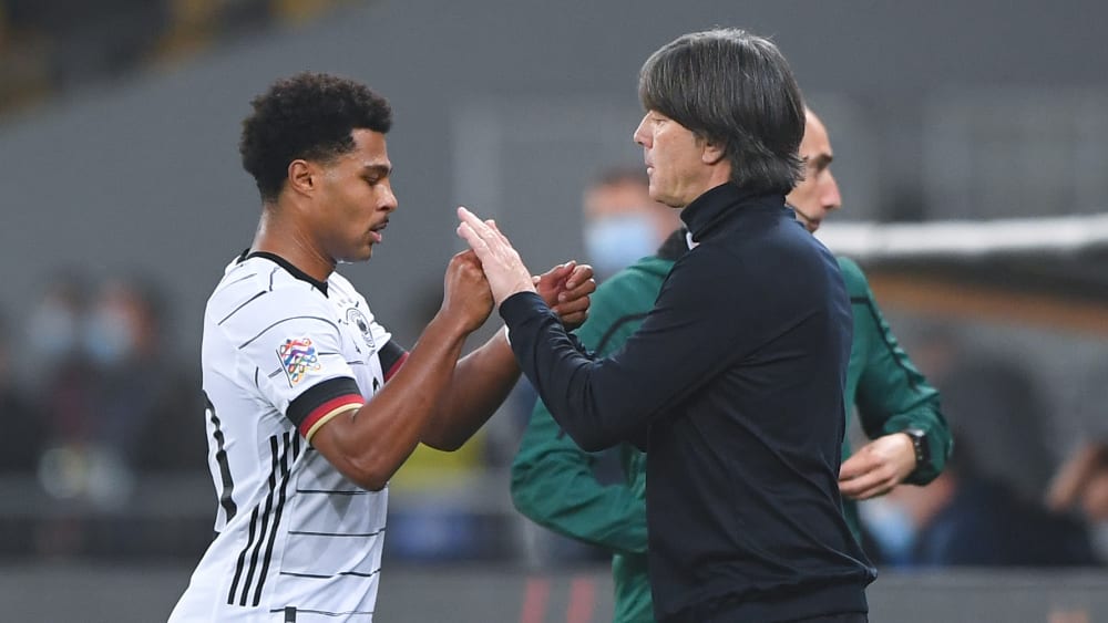 Zwei weitere Wechsel wären möglich gewesen: Joachim Löw nimmt gegen die Ukraine in der Nachspielzeit Serge Gnabry vom Feld.