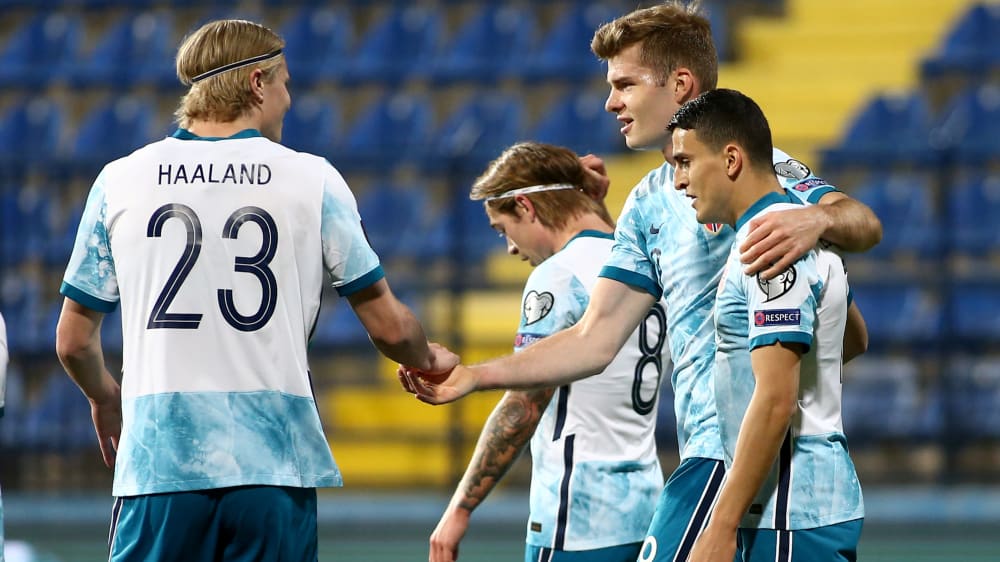 Erleichterte Norweger: Erling Haaland (#23) beglückwünscht Torschütze Alexander Sörloth (hinten) und Vorbereiter Mohamed Elyounoussi.