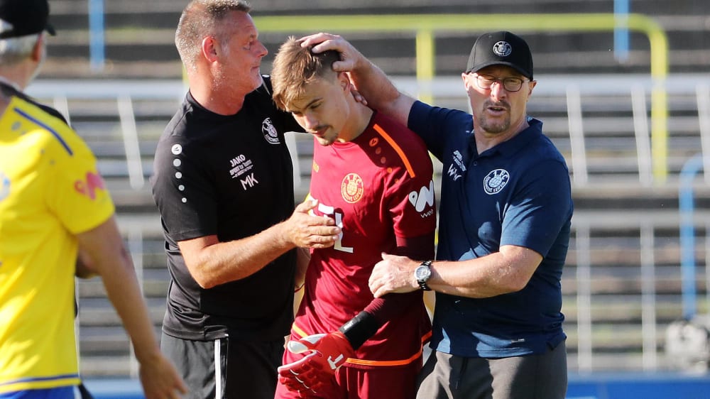 Unglücksrabe im Hinspiel: Lok-Schlussmann Fabian Guderitz, hier mit Torwarttrainer Maik Kischko und Trainer Wolfgang Wolf (re.).