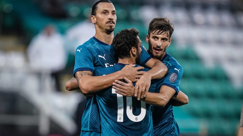 Zlatan Ibrahimovic umarmt Hakan Calhanoglu.