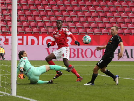 Yann Sommer, Jean-Philippe Mateta, Tony Jantschke (v.l.)