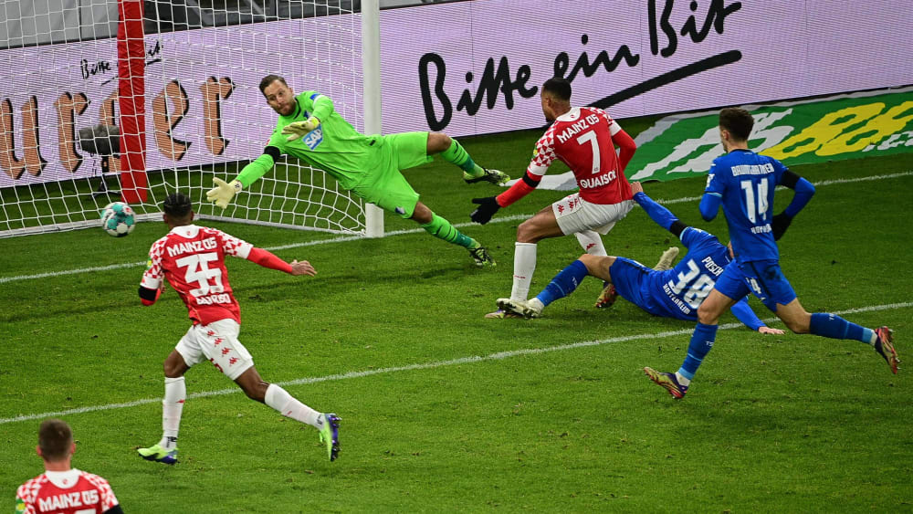 Führungstreffer: Robin Quaison (#7) schiebt zum 1:0 für Mainz ein.