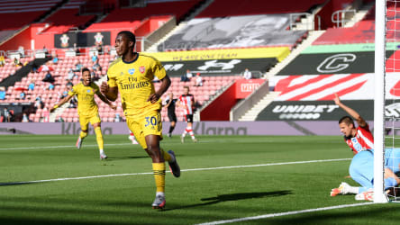 Eddie Nketiah (#30) nimmt das Geschenk zum 1:0 an und dreht jubelnd ab.