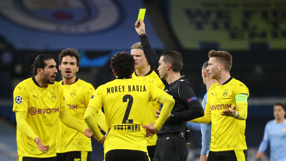 Emre Can sieht gegen Manchester City Gelb - seine zweite im laufenden Wettbewerb.
